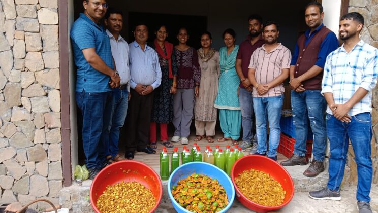 अल्मोड़ा:- स्वयं सहायता समूह की महिलाओं को दिया गया आचार स्क्वैश बनाने का प्रशिक्षण