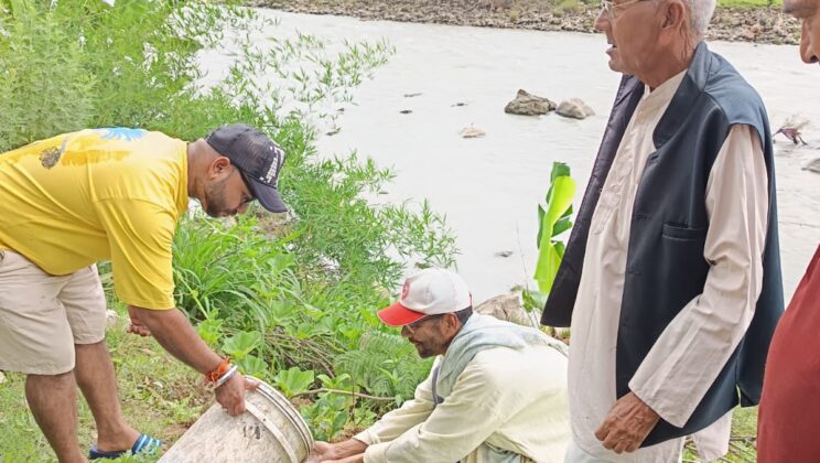 बागेश्रर – वृक्षमित्र किशन मलड़ा द्वारा स्व उत्पादित पौधों का निःशुल्क वितरण कर पर्यावरण बचाने का दिया गया सन्देश