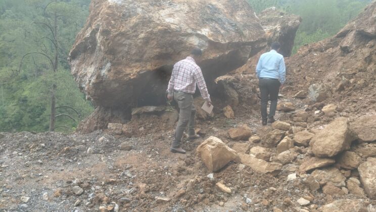 बागेश्वर:- कपकोट पोथिंग मोटर मार्ग से मलबा हटाने कार्य प्रगति पर