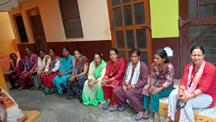 गरुड़ – ग्राम प्रधान पद की दावेदार सीता आर्या का शिक्षित महिलाओं पर छा रहा है जादू