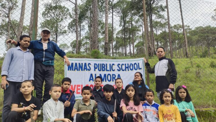 अल्मोड़ा:- मानस पब्लिक स्कूल व चेयर फाउंडेशन की टीम ने मिलकर वृक्षारोपण के लिए खोदे 150 से भी अधिक गड्ढे