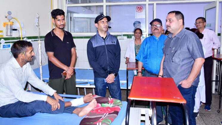 बागेश्वर – जिला अस्पताल में जिलाधिकारी ने किया वृक्षारोपण एवं निरीक्षण