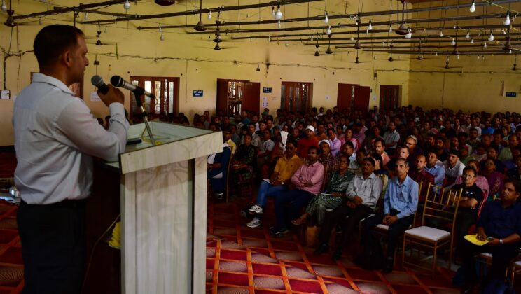 बागेश्वर – बीडी पाण्डेय महाविद्यालय परिसर में मतदान कार्मिकों को निर्देश देते डीएम/जिला निर्वाचन अधिकारी