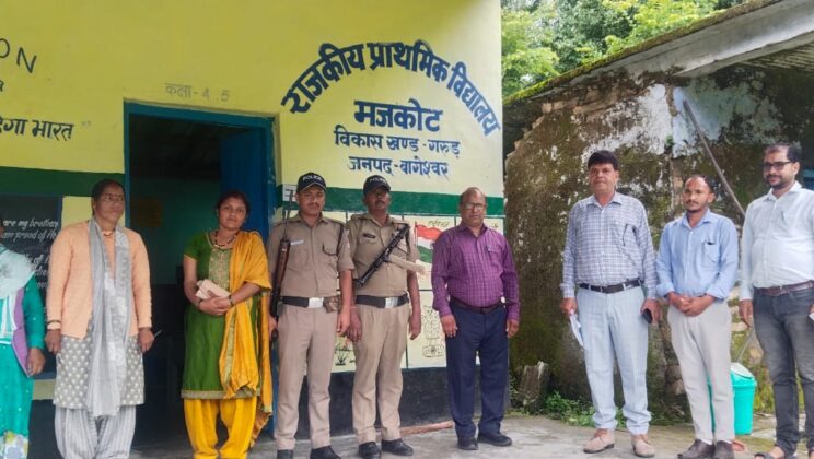 गरुड़ – मुख्य विकास अधिकारी आर सी तिवारी ने मजकोट, छत्यानी व रौल्याना मतदान केन्द्रों का किया निरीक्षण