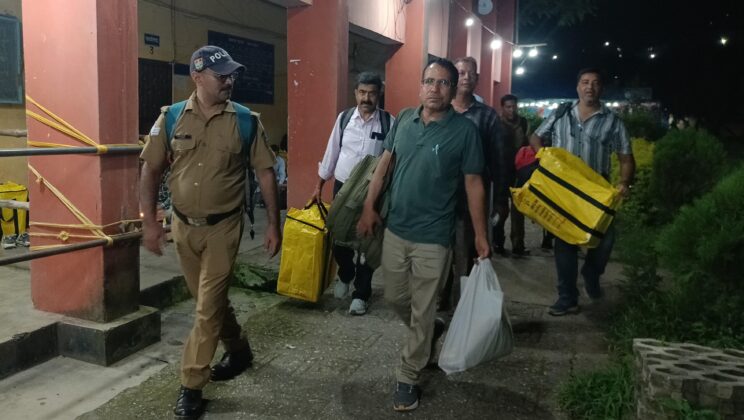 बागेश्वर – पोलिंग पार्टियों द्वारा जमा की गई निर्वाचन सामग्री और मतपेटियां