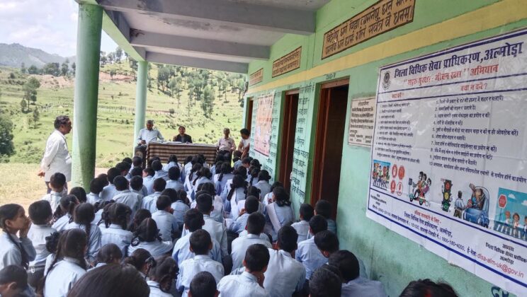 अल्मोड़ा:- राज्य विधिक सेवा प्राधिकरण के निर्देशानुसार “सड़क सुरक्षा, जीवन रक्षा” को लेकर चलाया गया जागरुकता अभियान