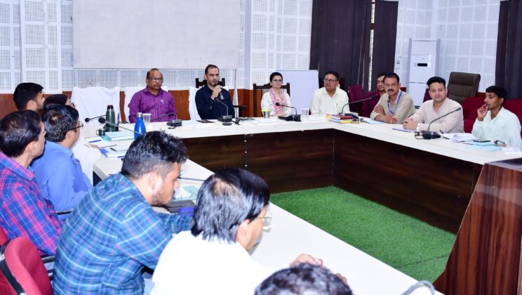 बागेश्वर – जिला अधिकारी/जिला निर्वाचन अधिकारी आशीष भटगई ने मतगणना अधिकारियों को दिये आवश्यक दिशा निर्देश