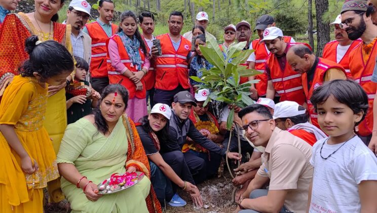 बागेश्रर:- पंत क्वेराली अमृत सरोवर पर रेडक्रॉस समिति द्वारा किया गया वृक्षारोपण