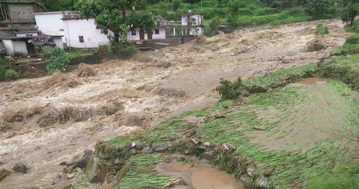 Uttarakhand:- बारिश ने मचाई तबाही…. घर छोड़कर भागे लोग…. खतरे में जिंदगियां