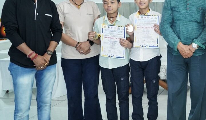 अल्मोड़ा:- 5वीं जिला स्तरीय योगासन स्पोर्ट्स चैम्पियनशिप-2025 में नेशनल कराटे व मार्शल आर्ट एकेडमी के छात्र मयूर दोसाद व आदित्य दोसाद ने प्राप्त किया रिदमिक पेयर में स्वर्ण पदक