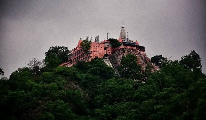 Uttarakhand:- हादसे के बाद भी नहीं रुक रहे कदम…. मनसा देवी मंदिर में दर्शन के लिए उमड़ रही भारी भीड़