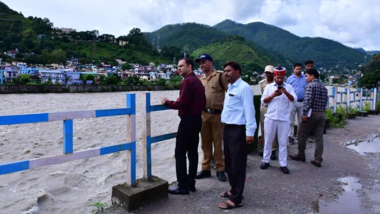 बागेश्वर – सरयू नदी से हो रहे भूकटाव एवं भूस्खलन का डीएम ने किया स्थलीय निरीक्षण