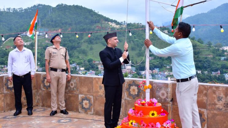 बागेश्वर – स्वतंत्रता दिवस पर बागेश्वर मे उमडा देश भक्ति सैलाब…..नुमाईशखेत मैदान में गूजे वन्दे मातरम् के स्वर