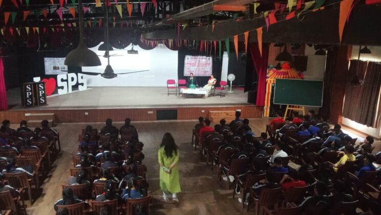 अल्मोड़ा:- जिला विधिक सेवा प्राधिकरण के मार्गदर्शन में शारदा पब्लिक स्कूल में आयोजित किया गया शिविर