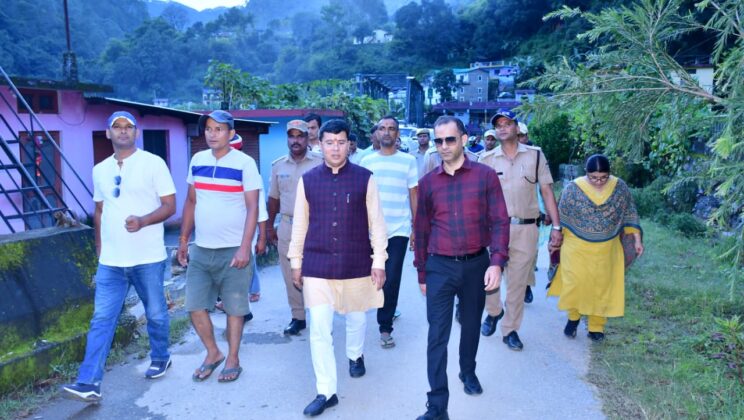 बागेश्वर:- विधायक एवं जिलाधिकारी ने आपदा प्रभावितों के बीच पहुँचकर दिया भरोसा……राहत व पुनर्वास की व्यवस्था तेज़