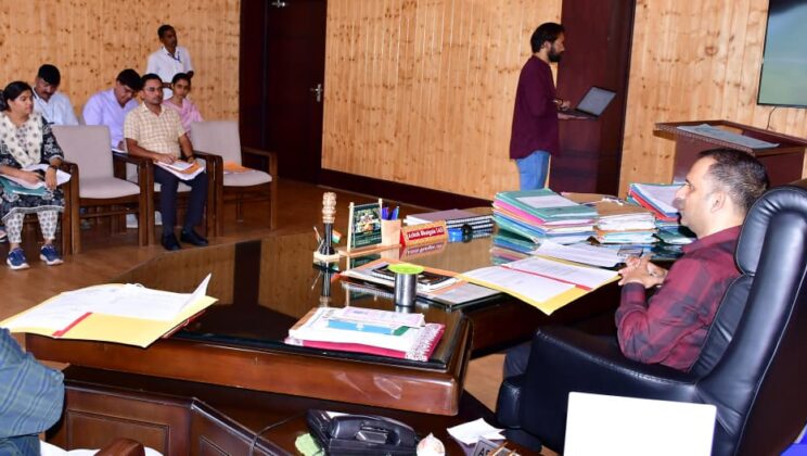 बागेश्वर – जिलाधिकारी ने कलेक्ट्रेट सभागार में ली सारा की बैठक
