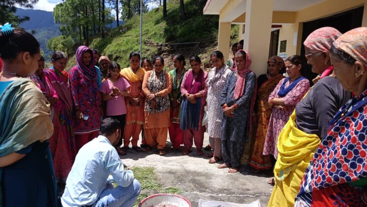 अल्मोड़ा:- ग्रामोथान परियोजना द्वारा महिलाओं को दिया गया चारा एवं साइलेज प्रशिक्षण