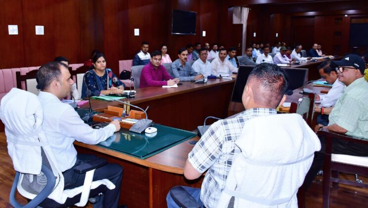 बागेश्वर:- जिलाधिकारी ने समीक्षा बैठक में आपदा प्रबंधन के विकास कार्यों एवं लंबित परियोजनाओं पर दिये सख्त निर्देश