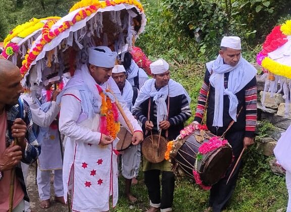 बागेश्वर – 15 सदस्यीय धामियों और उनके सहयोगियों का दल सुन्दरढुंगा ग्लेशियर से बह्मकमल व पवित्र जल लेने को रवाना