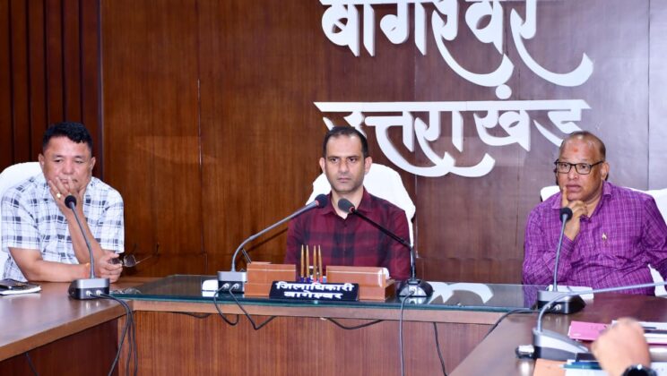 बागेश्वर- जिलाधिकारी ने सीएम हेल्पलाइन शिकायतों के त्वरित निस्तारण के दिए निर्देश