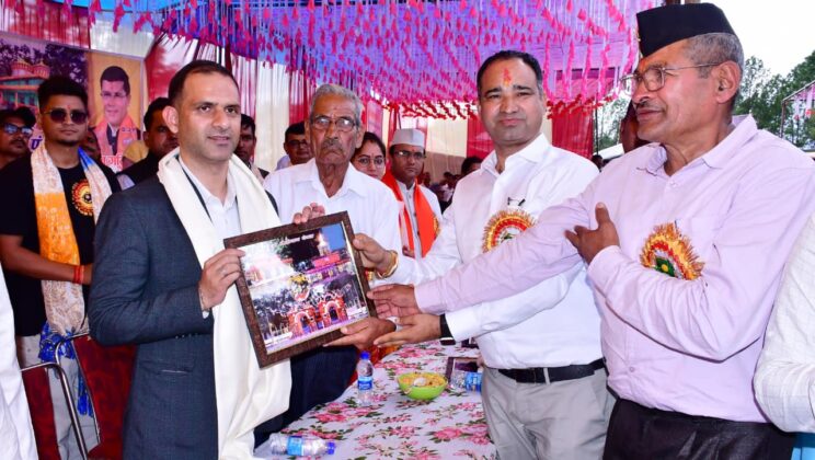 बागेश्वर:-जिलाधिकारी आशीष भटगई ने प्राचीन धौलीनाग मंदिर में ऋषि पंचमी के अवसर पर की पूजा अर्चना