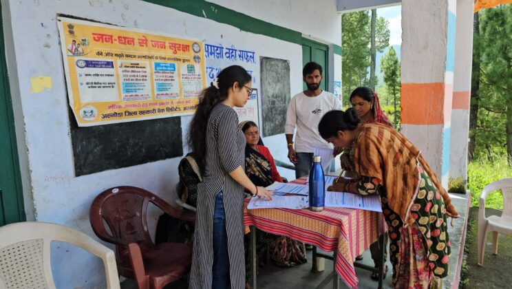 गरुड- अल्मोड़ा जिला सहकारी बैंक शाखा गरुड़ द्वारा अंतराष्ट्रीय सहकारिता वर्ष 2025 के तहत जीरो वैलैन्स के खाते खुलवाने का कार्य जोरों पर