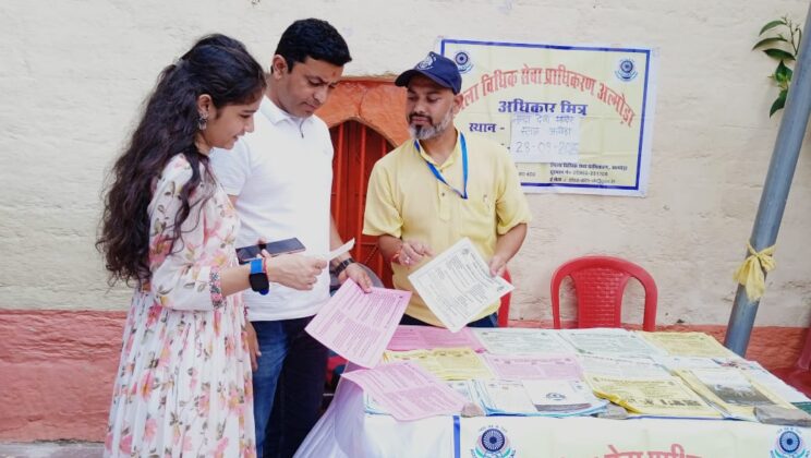 अल्मोड़ा:- नंदा देवी महोत्सव के दौरान अधिकार मित्रों द्वारा लगाया गया विधिक स्टॉल