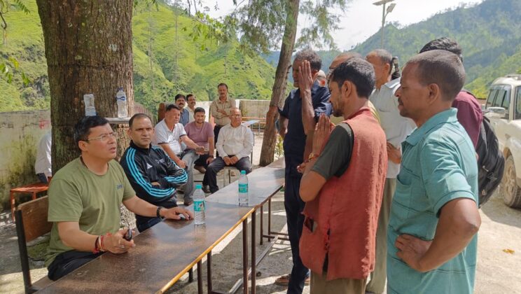 कपकोट:- आपदा स्थल पर जिलाधिकारी राहत केंद्र में डटे रहे… रेस्क्यू सेंटर में जिलाधिकारी और विधायक की रातभर मौजूदगी