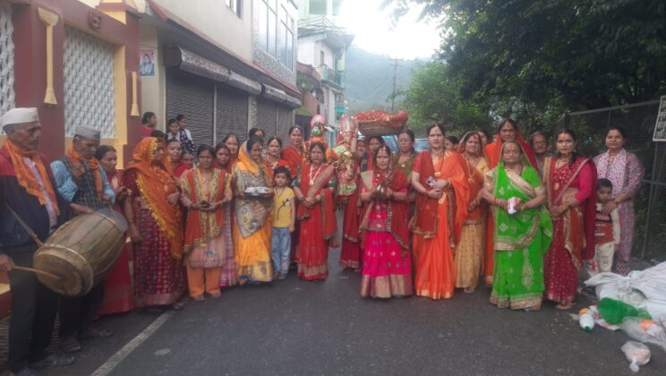 कपकोट – गौरा महेश्वर की प्रतिमाओं के साथ ढोल-नगाडों के बीच निकली शोभायात्रा …..धान और झुअंर के पौधों से बनाई जाती है गौरा महादेव की मूर्तियां