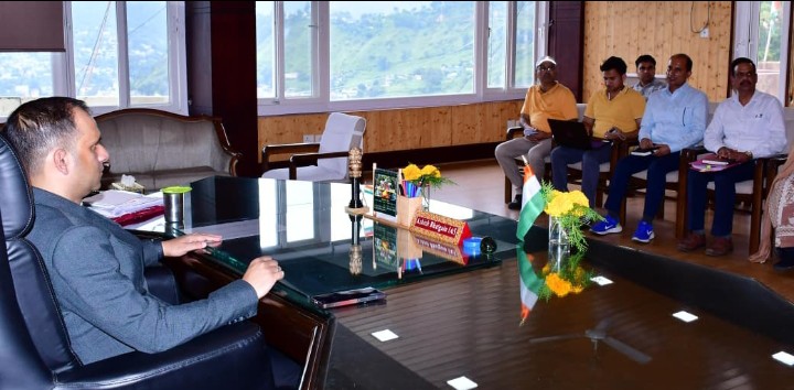 बागेश्वर – एवियन इन्फ्लूएंजा (बर्ड फ्लू ) नियंत्रण को डीएम ने ली जनपद स्तरीय गठित समिति की बैठक