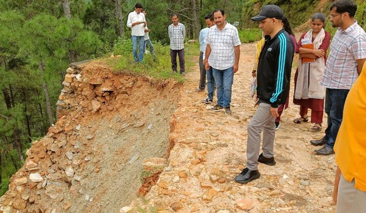 बागेश्वर – अतिवृष्टि से दीवार खिसकने के कारण रवाईखाल के प्रभावित परिवारों का डीएम ने किया स्थलीय निरीक्षण