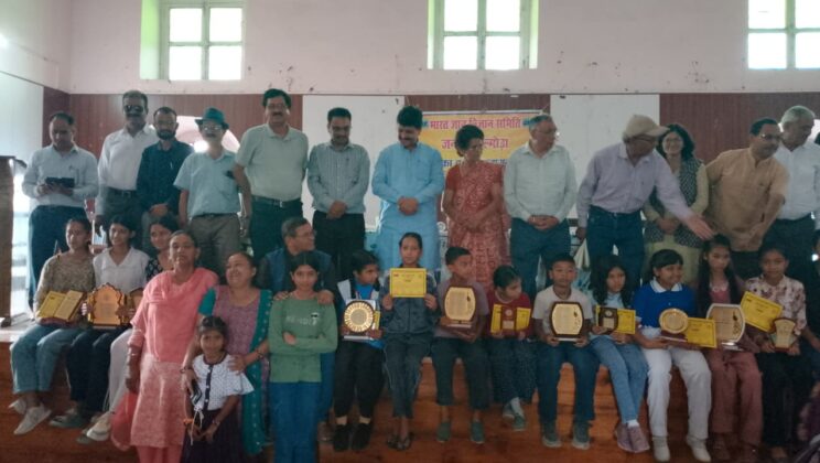 अल्मोड़ा:- जिला स्तरीय निबंध प्रतियोगिता में भगीरथ का हुआ सम्मान