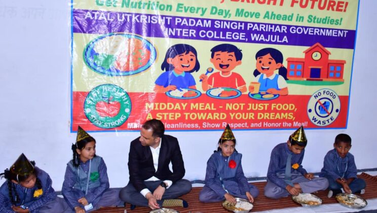 बागेश्वर – बच्चों को आपदा प्रबंधन एवं फर्स्ट एड प्रशिक्षण के दौरान जिलाधिकारी ने बच्चों संग लिया मिड डे मील का आनंद