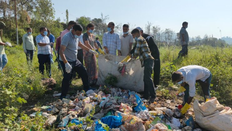 गरुड़ – गोमती तट पर चलाया गया स्वच्छता अभियान….स्थानीय जनप्रतिनिधियों और समाजसेवियों ने दिया सहयोग