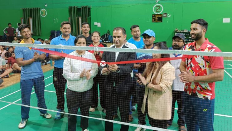 बागेश्वर – नव निर्मित बैडमिंटन कोर्ट का डीएम ने रिबन काटकर किया उद्घाटन