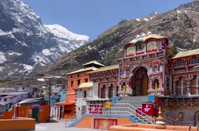 Uttarakhand:- 12 क्विंटल फूलों से सजाया गया बद्रीनाथ धाम….. धूमधाम से मनाई जाएगी दिवाली