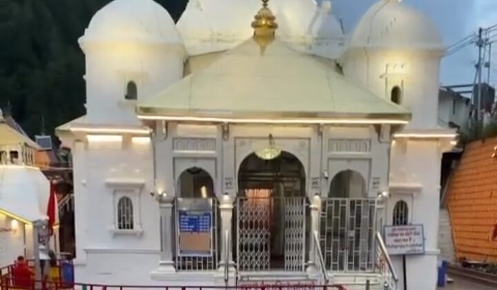 Uttarakhand:- कपाट बंद होने के बाद मुखबा में विराजमान हुई मां गंगा की डोली