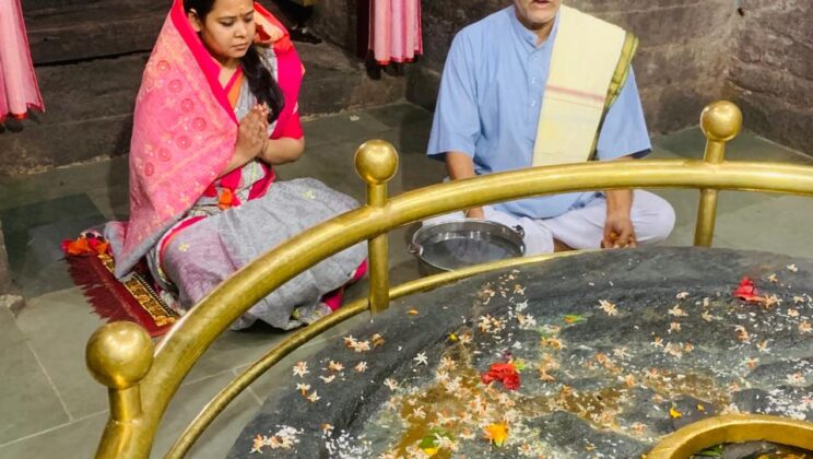 बागेश्वर:-जिलाधिकारी आकांक्षा कोण्डे ने किए बागनाथ मंदिर के दर्शन और कार्यभार ग्रहण के दिन की पहली प्रेस ब्रीफिंग