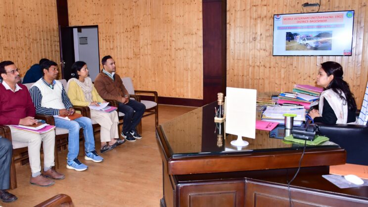 बागेश्वर – दुग्ध उत्पादन वृद्धि व पशु स्वास्थ्य सेवाओं के सुदृढ़ीकरण हेतु जिलाधिकारी ने दिए निर्देश