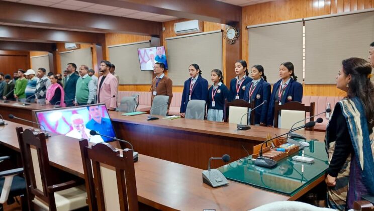 बागेश्वर – जिलेभर में गूंजा ‘वंदे मातरम्’……. कलेक्ट्रेट सभागार में जिलाधिकारी की अध्यक्षता में हुआ सामूहिक गायन