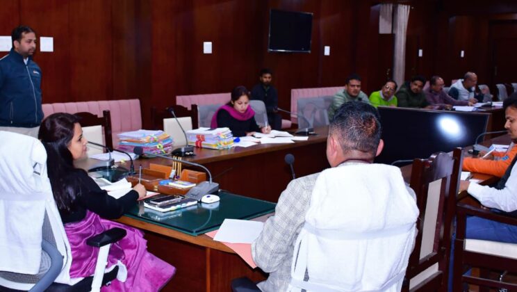 बागेश्वर – जिलाधिकारी ने प्राकृतिक आपदाओं से प्रभावित क्षेत्रों में गुणवत्तापूर्ण और स्थायी कार्य सुनिश्चित करने के निर्देश