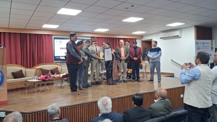 टीचर ऑफ द ईयर अवॉर्ड से सम्मानित हुई डॉ ऋतु रखोलिया