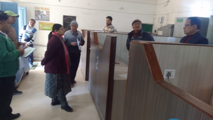बागेश्वर – उपजिलाधिकारी ने नगर पालिका कार्यालय का औचक निरीक्षण किया….अनुपस्थित कर्मचारियों पर नाराज़गी, अनुशासन एवं समयबद्ध कार्य करने के निर्देश