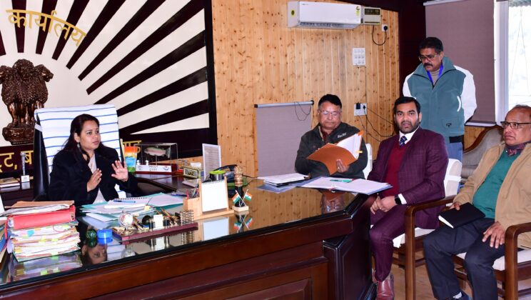बागेश्वर – राष्ट्रीय राजमार्ग 309A के निर्माण कार्यों की प्रगति को लेकर जिलाधिकारी ने ली समीक्षा बैठक
