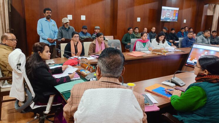 बागेश्वर – जनता दरबार में जिलाधिकारी ने अधिकारियों को जनहित में ईमानदारी और जिम्मेदारी से कार्य करने के दिए निर्देश