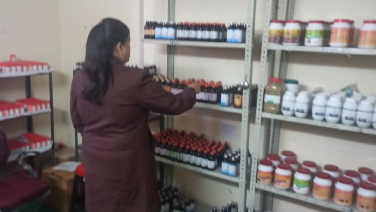 बागेश्वर – जिला आयुर्वेद एवं यूनानी अधिकारी ने किया आयुष्मान आरोग्य मंदिर सनगाड़ का औचक निरीक्षण