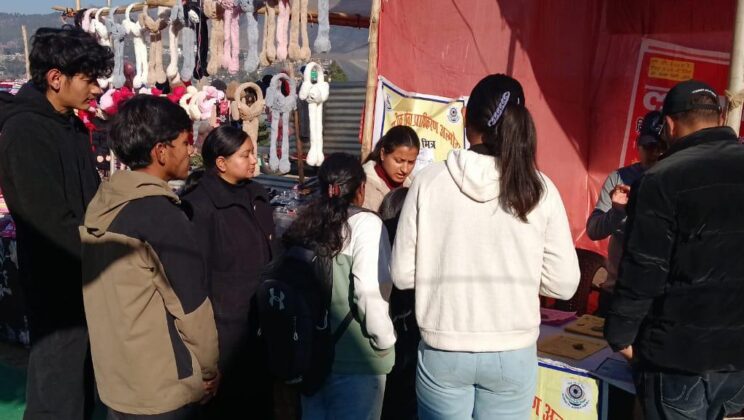 अल्मोड़ा:- जिला विधिक सेवा प्राधिकरण द्वारा शरदोत्सव मेले में लगाया गया विधिक स्टॉल