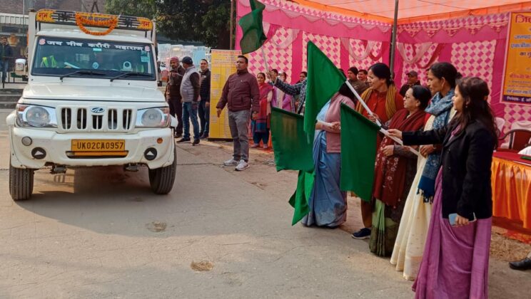 बागेश्वर -जिलाधिकारी,जिलापंचायत अध्यक्ष एवं विधायक ने नववर्ष में स्वच्छ भारत अभियान के तहत ग्रामीण बाजारों में कूड़ा एकत्रीकरण व्यवस्था का हरी झण्डी दिखाकर किया शुभारंभ