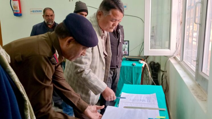 बागेश्वर – अपर जिलाधिकारी एन.एस.नबियाल ने किया ईवीएम वेयर हाउस का मासिक निरीक्षण