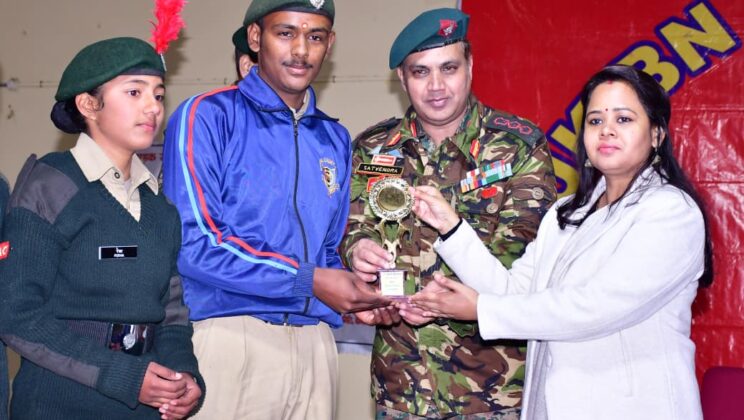 बागेश्वर:- जिलाधिकारी ने सड़क सुरक्षा जागरूकता अभियान में मुख्य अतिथि के रूप में किया प्रतिभाग….मुख्य अतिथि ने रोड सेफ्टी चैंपियनों को सम्मानित